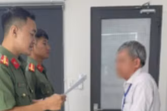 Cơ quan chức năng làm việc với ông Tăng Hà Nam Anh (Ảnh: Công an cung cấp)