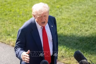 Tổng thống Mỹ Donald Trump phát biểu với báo giới tại Nhà Trắng ngày 25/7/2025. (Ảnh: THX/TTXVN)