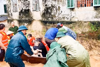 Lực lượng chức năng thành phố Sông Công di dời các hộ dân khu vực trũng thấp, ngập sâu ở xã Bình Sơn đến nơi an toàn.