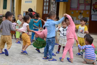Ảnh minh họa: Trẻ mẫu giáo dân tộc H’Mông trong giờ chơi tại bản Khuôn Bổ, xã vùng cao Hồng Ca, huyện Trấn Yên. (Ảnh: THANH SƠN)
