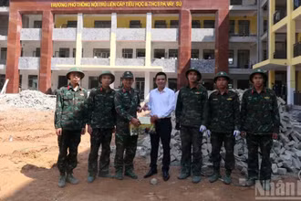 Đồng chí Dương Việt Hùng, Chủ tịch Ủy ban nhân dân xã Pà Vầy Sủ tặng quà, động viên lực lượng quân đội hỗ trợ xây trường biên giới Pà Vầy Sủ.