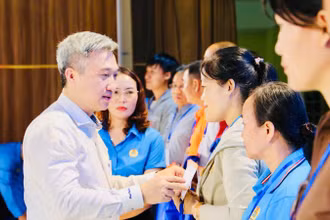 Đồng chí Đặng Minh Thông, Phó Bí thư Thành ủy Thành phố Hồ Chí Minh trao quà cho người lao động có hoàn cảnh khó khăn. 