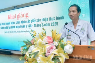 Thiếu tướng, Tiến sĩ, bác sĩ Trần Quốc Việt, Giám đốc Bệnh viện Quân y 175 phát biểu tại buổi lễ.