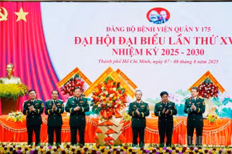  Thượng tướng Huỳnh Chiến Thắng trao lẵng hoa của Thường vụ Quân ủy Trung ương chúc mừng đại hội. (Ảnh: VƯƠNG LÊ)