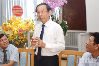 Đồng chí Nguyễn Văn Nên, Ủy viên Bộ Chính trị, Bí thư Thành ủy Thành phố Hồ Chí Minh chia sẻ tại buổi làm việc với Báo (Ảnh: Thế Anh)