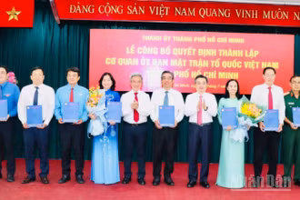 Trao quyết định tới Chủ tịch, các Phó Chủ tịch Ủy ban Mặt trận Tổ quốc Việt Nam Thành phố Hồ Chí Minh. 