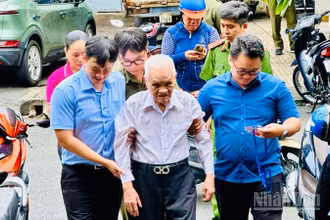 Phường đã bố trí nhân lực hỗ trợ đảng viên lớn tuổi đến các địa điểm thực hiện việc cấp đổi thẻ đảng viên được nhanh chóng, thuận lợi.