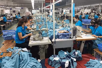Sản xuất hàng may mặc tại Tổng công ty cổ phần Dệt may Hà Nội.