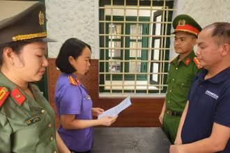 Cơ quan điều tra tống đạt quyết định khởi tố, bắt tạm giam Nguyễn Đình Hiếu. (Ảnh: Công an Hà Tĩnh)
