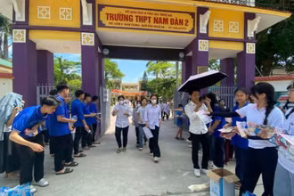 Thí sinh tham dự Kỳ thi tuyển sinh lớp 10, năm học 2025-2026 tại Trường THPT Nam Đàn 2 rời điểm thi. (Nguồn: Facebook Đoàn trường THPT Nam Đàn 2)