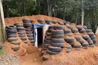 Hầm công sự do quân đội Thái Lan chuẩn bị tại khu vực Đền Ta Muen Thom ngày 23/7. (Ảnh: PHẠM HẢI/TTXVN)