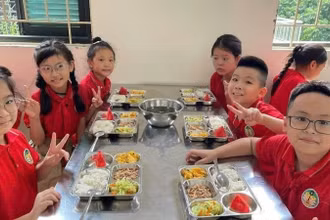 Giờ ăn trưa của học sinh Trường tiểu học Chất lượng cao Tràng An, phường Hoàn Kiếm, Hà Nội. (Ảnh: QN) 