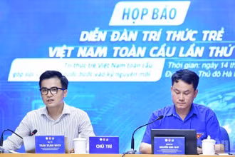 Từ phải qua: Phó Chủ tịch Thường trực Hội Liên hiệp Thanh niên Việt Nam Nguyễn Kim Quy và Giáo sư, Tiến sĩ Trần Xuân Bách chủ trì buổi họp báo.