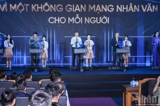 Thủ tướng Lê Minh Hưng và các đại biểu thực hiện nghi thức phát động hưởng ứng Ngày An ninh mạng Việt Nam.