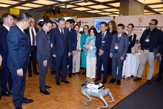 Tổng Bí thư, Chủ tịch nước Tô Lâm tham quan khu vực triển lãm, trưng bày thành tựu hợp tác khoa học công nghệ, đổi mới sáng tạo, đầu tư và giáo dục giữa Việt Nam-Australia. (Ảnh: Thống Nhất/TTXVN)