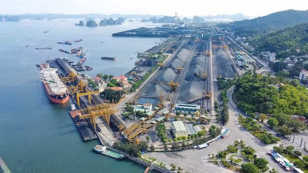 Toàn cảnh hệ thống dây chuyền bốc rót than của Công ty Tuyển than Cửa Ông-TKV. (Ảnh QUANG THỌ)