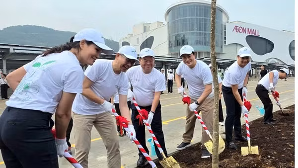 Các đại biểu tham gia trồng cây tại sự kiện. (Ảnh: QUANG THỌ)