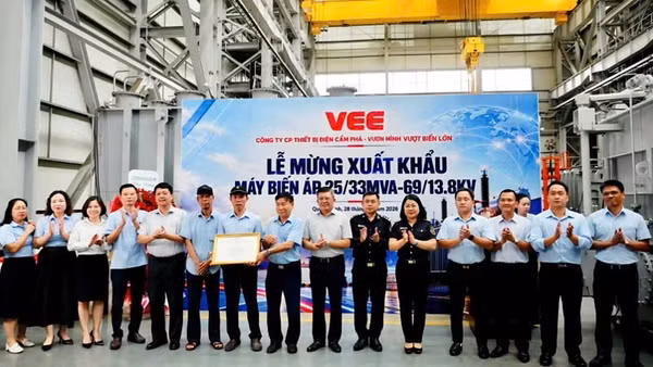 Các đại biểu chúc mừng Công ty trong lễ mừng xuất khẩu lô máy biến áp đầu tiên sang thị trường Philippines. (Ảnh: QMG)