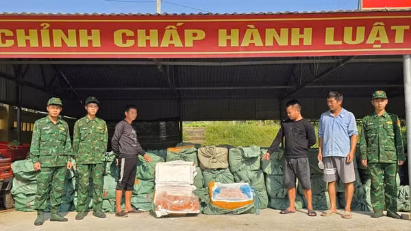 Các đối tượng cùng tang vật bị Bộ đội Biên phòng Quảng Ninh phát hiện, bắt giữ. (Ảnh: QUANG THỌ)