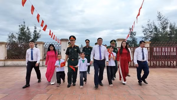 Niềm vui của 3 em học sinh trên đảo Trần trong Ngày khai giảng năm học 2026-2027. (Ảnh: THU BÁU)