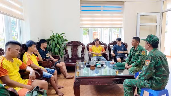 5 thuyền viên đầu tiên được cứu sống đưa về Trạm kiểm soát Biên phòng Nam Hải (Đồn Biên phòng Cô Tô) và được chăm sóc sức khỏe và bố trí nơi ăn, nghỉ. (Ảnh Trung tâm Cung ứng dịch vụ đặc khu Cô Tô)