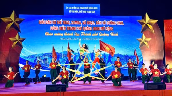 Chương trình nghệ thuật tại khai mạc Giải Dân vũ thể thao, Zumba, Võ nhạc, Dân vũ dưỡng sinh, đồng diễn thành phố Quảng Ninh mở rộng năm 2026. (Ảnh: Quang Thọ)