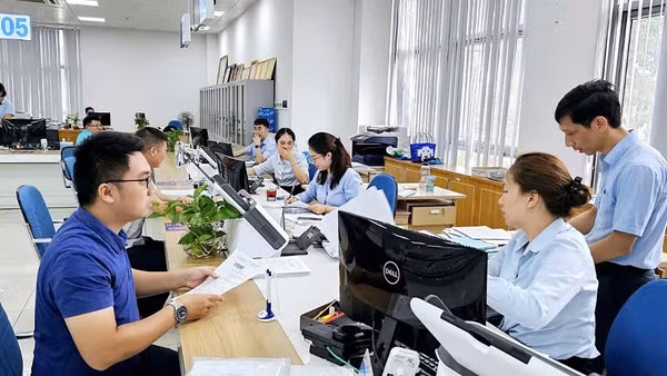 Giải quyết thủ tục hành chính tại Trung tâm phục vụ hành chính công tỉnh Quảng Ninh.