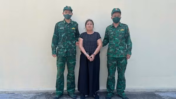 Đối tượng Lê Thị Hà bị Bộ đội Biên phòng Quảng Ninh bắt giữ. (Ảnh: QUANG THỌ)