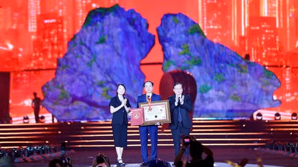 Tổ chức Kỷ lục Việt Nam đã trao xác nhận xác lập Kỷ lục Việt Nam cho Concert “Quảng Ninh – Thành phố rạng rỡ tương lai”. (Ảnh: Quang Thọ)