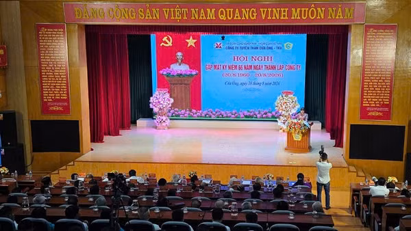 Quang cảnh hội nghị gặp mặt kỷ niệm 66 năm Ngày thành lập Công ty Tuyển than Cửa Ông. (Ảnh: Quang Thọ)