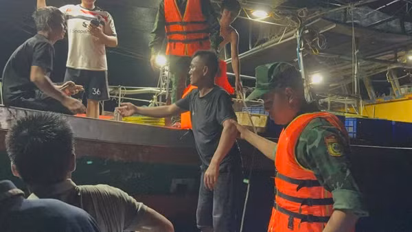 Cán bộ, chiến sĩ Đồn Biên phòng Quảng Đức tiếp cận và cứu nạn thành công 3 ngư dân gặp nạn trên biển.