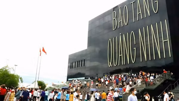Du khách tham quan Bảo tàng Quảng Ninh tăng mạnh trong các ngày nghỉ lễ 30/4 và 1/5.