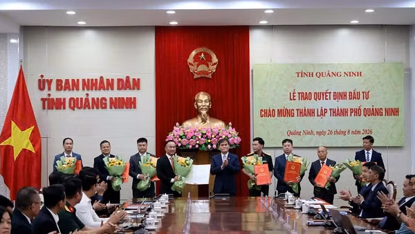Chủ tịch Ủy ban nhân dân tỉnh Quảng Ninh Bùi Văn Khắng trao quyết định đầu tư cho các doanh nghiệp. (Ảnh: QUANG THỌ)