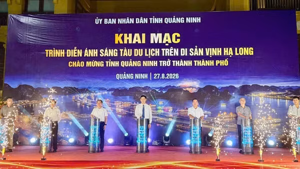 Các đại biểu ấn nút khai mạc chương trình trình diễn ánh sáng tàu du lịch trên Vịnh Hạ Long. (Ảnh: QUANG THỌ)