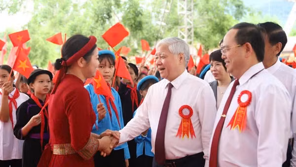 Phó Chủ tịch Thường trực Quốc hội Đỗ Văn Chiến dự Lễ khai giảng năm học mới tại Trường phổ thông nội trú tiểu học và trung học cơ sở Bình Liêu. (Ảnh: QUANG THỌ)