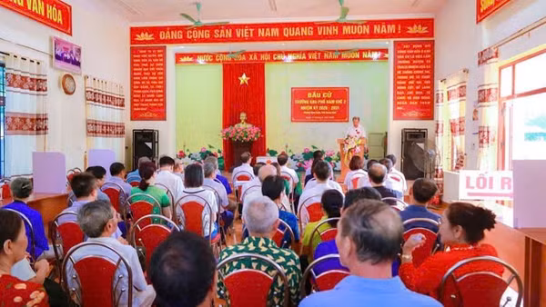 Quang cảnh khai mạc bầu cử Trưởng khu phố Nam Khê 2, phường Vàng Danh. (Ảnh: Quang Thọ)
