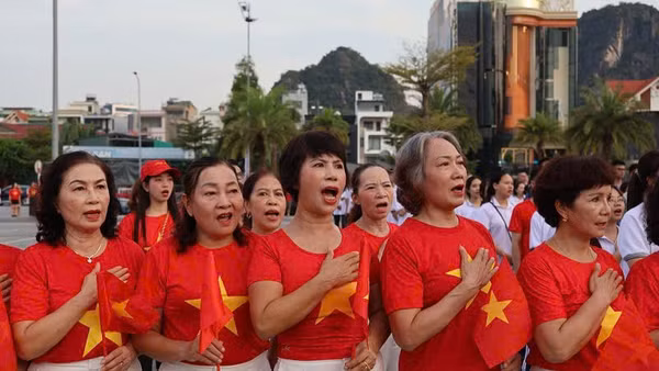 Các đại biểu chuẩn bị xuất phát. (Ảnh: Quang Thọ)