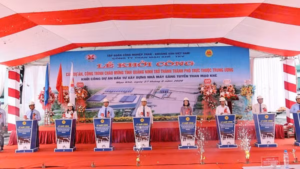 Các đại biểu ấn nút khởi công dự án. (Ảnh: Quang Thọ)