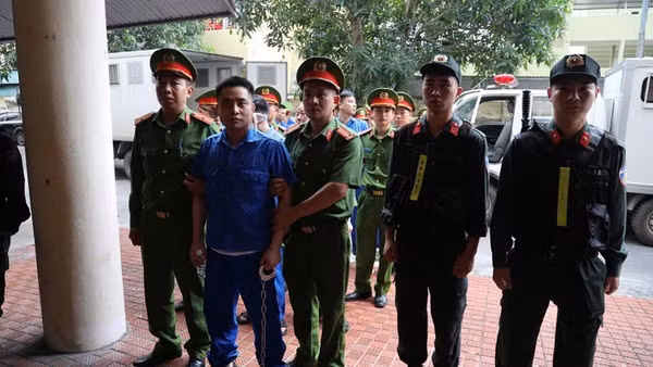 Bị cáo Bùi Đình Khánh được lực lượng Công an dẫn giải đến Tòa án nhân dân tỉnh Quảng Ninh.