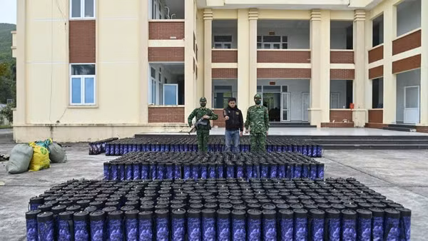Đối tượng Đạt cùng tang vật.