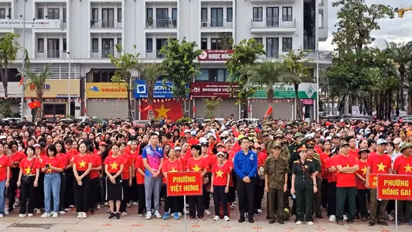 Đông đảo nhân dân tham gia Chương trình "Cùng Việt Nam tiến bước" năm 2025. (Ảnh: Quang Thọ)