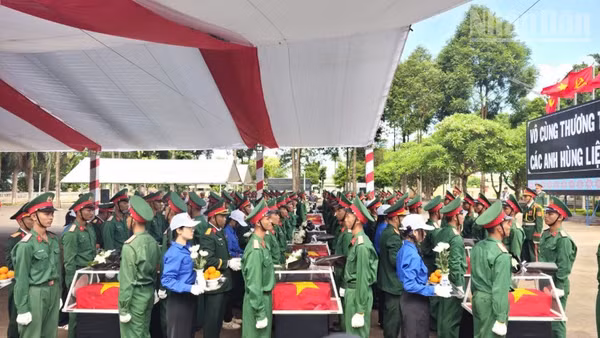 Trang nghiêm đưa 18 hài cốt liệt sĩ về an nghỉ tại Nghĩa trang Đức Cơ, tỉnh Gia Lai.