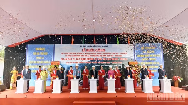 Các đại biểu bấm nút khởi công dự án. (Ảnh: LƯƠNG TÙNG)