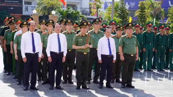 Đại tướng Lương Tam Quang (đứng giữa) cùng các lãnh đạo tỉnh Gia Lai dâng hương tưởng niệm các Anh hùng, liệt sĩ tại Nghĩa trang Liệt sĩ Quy Nhơn. (Ảnh: Nguyễn Hân)