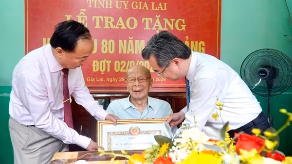 Đồng chí Nguyễn Thanh Nghị, Ủy viên Bộ Chính trị, Bí thư Trung ương Đảng, Trưởng ban Chính sách, Chiến lược Trung ương (bên phải) và đồng chí Thái Đại Ngọc, Bí thư Tỉnh ủy Gia Lai trao Huy hiệu 80 năm tuổi Đảng cho đồng chí Phan Ngọc Bích. (Ảnh: SỸ THẮNG)