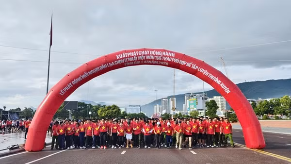 Các đại biểu cùng đông đảo quần chúng nhân dân xuất phát chạy bộ sau lễ phát động tại Quảng trường Nguyễn Tất Thành, phường Quy Nhơn. (Ảnh: LƯƠNG TÙNG)