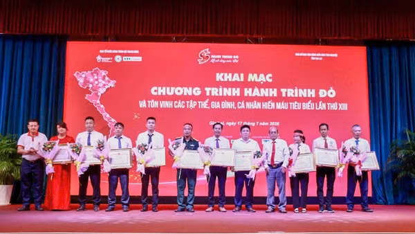 Các đại biểu dự lễ khai mạc Chương trình Hành trình Đỏ lần thứ XIII và Lễ tôn vinh các tập thể, gia đình, cá nhân hiến máu tình nguyện tiêu biểu tỉnh Gia Lai năm 2026.