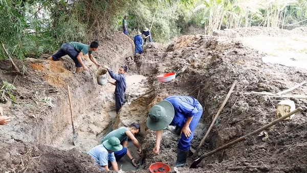 Lực lượng Đội K52 phối hợp địa phương tổ chức tìm kiếm hài cốt liệt sĩ trên địa bàn. (Ảnh: THÀNH PHÚC)