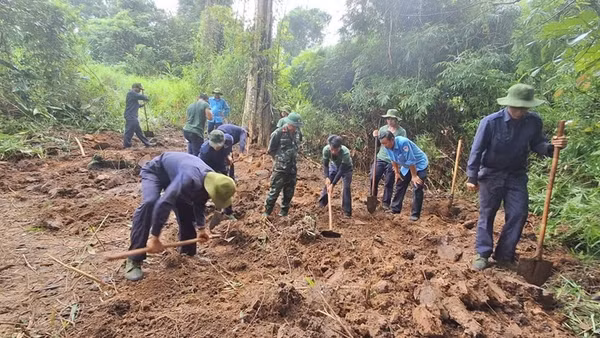 Cán bộ, chiến sĩ Đội K52 (Bộ Chỉ huy quân sự tỉnh Gia Lai) tổ chức tìm kiếm, quy tập hài cốt liệt sĩ tại khu vực làng Bi, xã Ia Dom. (Ảnh: HUY BẮC)