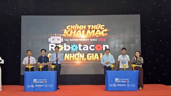 Các đại biểu bấm nút khai mạc. (Ảnh: Lương Tùng)